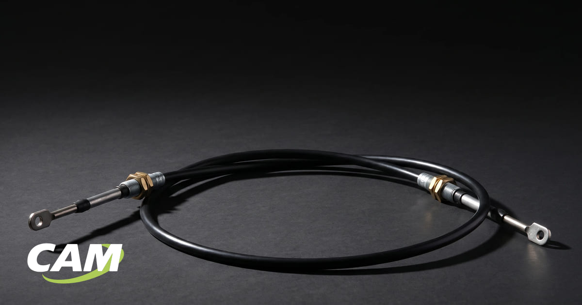 Ilustración de un cable push-pull industrial con fijación roscada, tuerca de bronce y varilla sólida con ojillo.